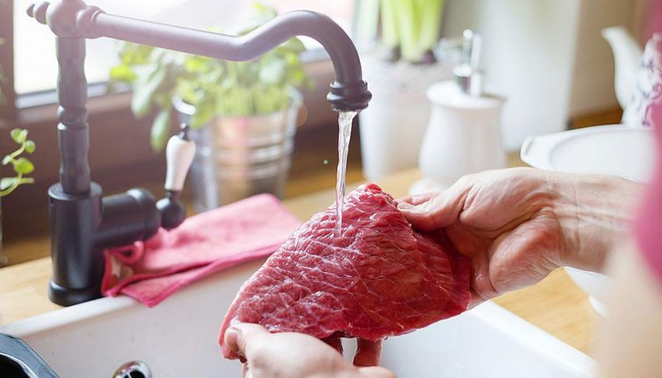 Бактериите по тях, заедно с водните пръски, се разпространяват из