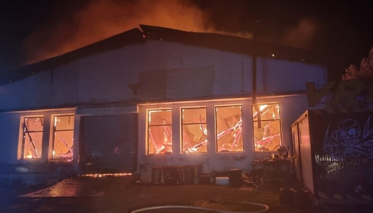 Пожарът е пламнал в складова база за модифициране на автомобилиПожар