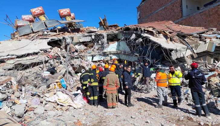 Спасените са предадени на медицински екипиДва живота бяха спасени при