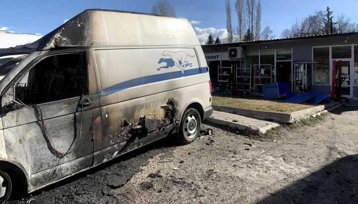 При инцидента няма пострадали хора, извършителите се издирватДва офиса на