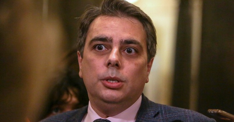 За разлика от властолюбците, които правят всичко възможно да управляват