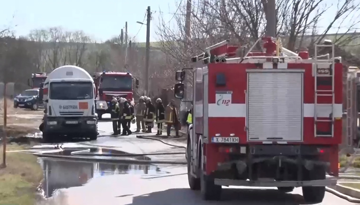 Цистерната е превозвала около 1,5 тона пропан-бутанЦистерна с газ пламна