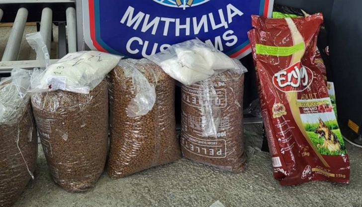 В чували с кучешка храна митничарите открили близо 4 кг.