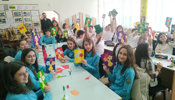 Русенските ученици изработиха заедно с новите си приятели мартеници и