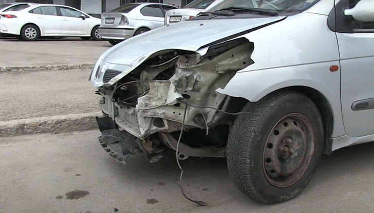 При инцидента единият от автомобилите се е обърнал на една