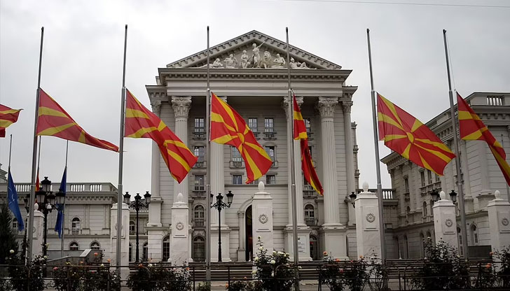 Той е в израз на солидарност и уважение към големия