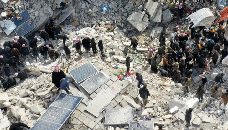 В спасителната операция са участвали български и полски пожарникариЗатрупана под