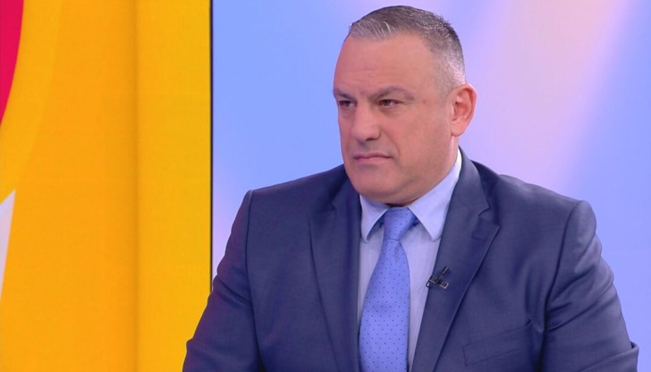 ТВ водещият изпълни песента L.O.V.E на пианоВече е зародена идеята