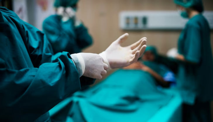 Един от медиците е задържан по обвинения в злоупотреба и