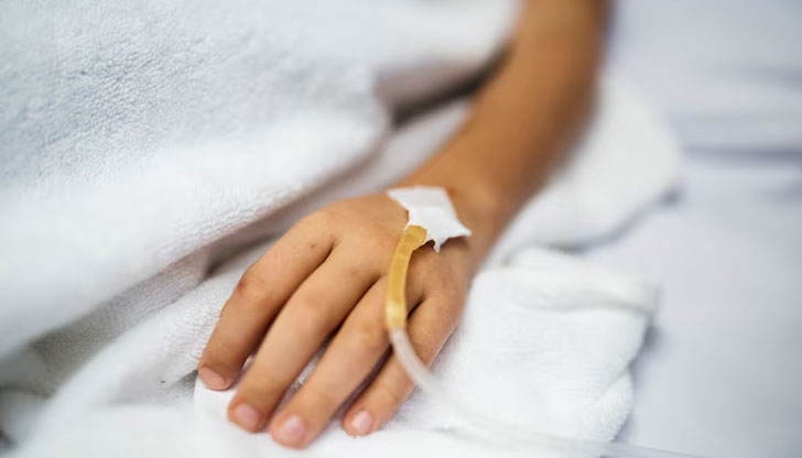 14-годишното момиче е открито тази нощ да лежи пред общежитие