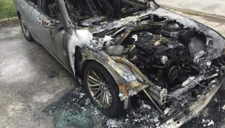 През 2020 г. пламъците обхващат три превозни средства, паркирани в