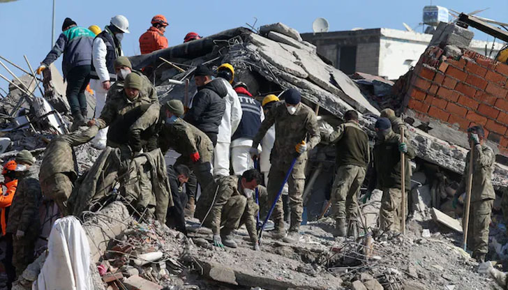 Близо 100 хиляди доброволци и спасители продължават да издирват оцелелиБлагодарение