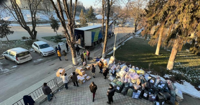 Събрани са нови одеяла, дрехи, бебешки храни и памперси, вода
