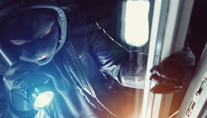 Крадците влизат в дворовете на къщи, прекъсват охранителните камери и