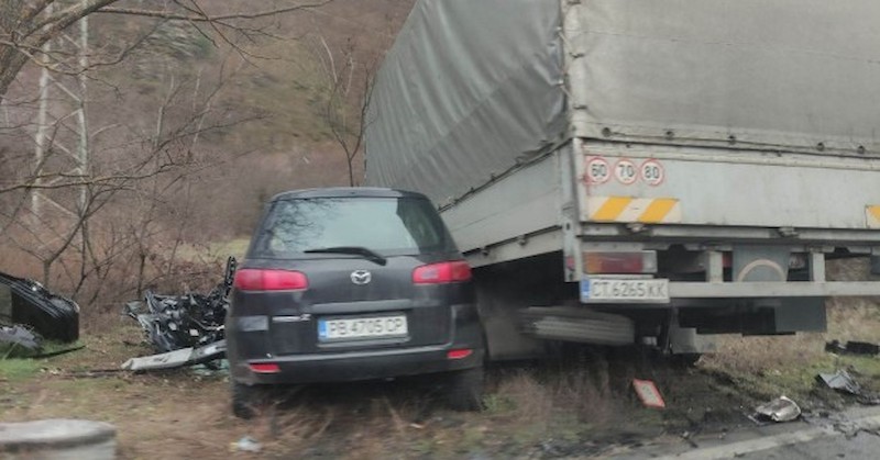 Ударили са се ТИР и лек автомобилКатастрофа между ТИР и