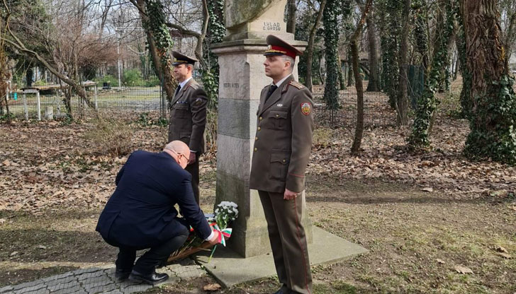 Отслужена бе панихида в памет на АпостолаНа 19 февруари в