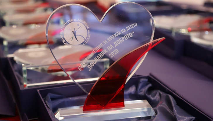 Сред посланиците на доброто са две 10-годишни момичета - от