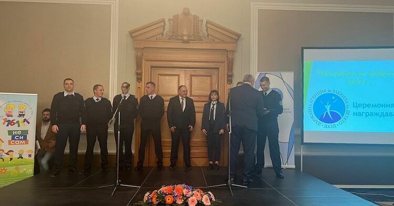 Те са отличени за професионалната си и доблестна постъпка при