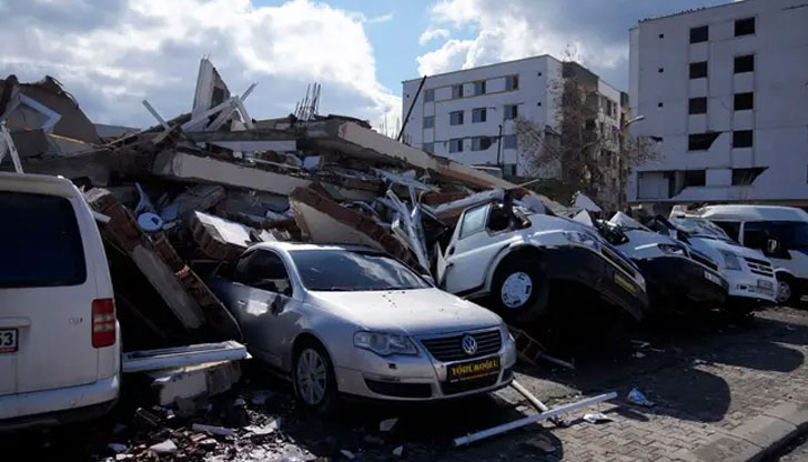 Паркинги се превърнаха в гробища за автомобили след трусоветеПо време