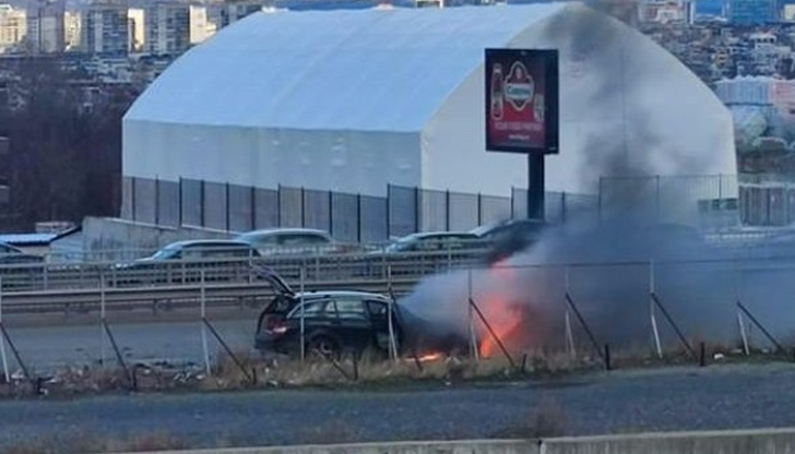 За момента не е ясно дали има пострадалиКола се запали