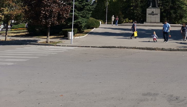 60-годишният пешеходец е приет в болница с контузия на глава