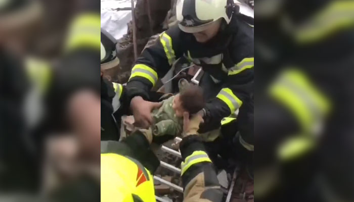 Детенцето е извадено от отломките на разрушена сграда в ИскендерунДвумесечно