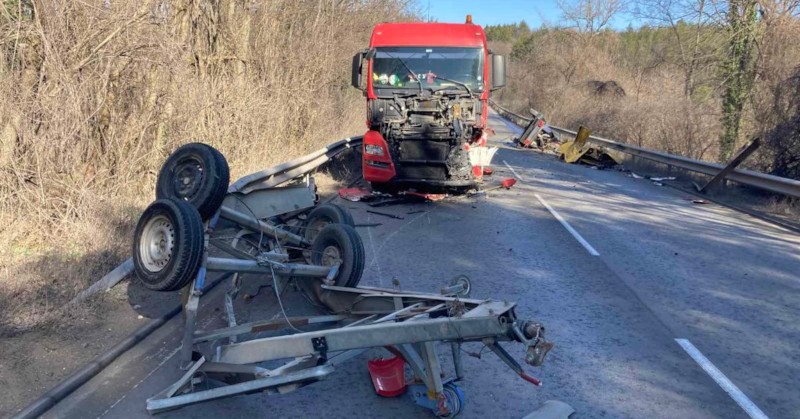 Те са отнели живота на 61 души, а близо 1000