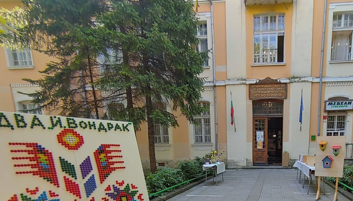 С грамота беше удостоен колективът от ученици, учители и служители