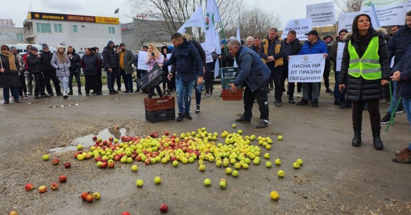 Това е само един от десетките лозунги, които днес недоволни