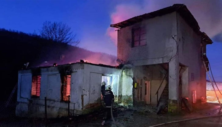 Салонът е единствената публична сграда, която се ползва за общи