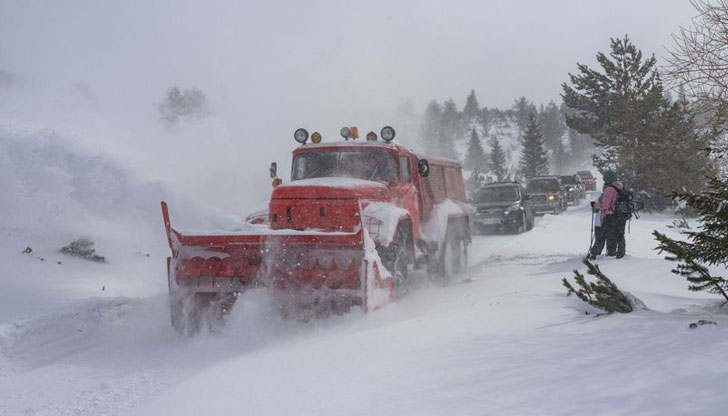Студеният метеорологичен фронт със силни снеговалежи и виелици удари части