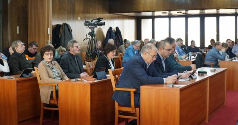 Всеки от тях решава каква част ще задели от заплатата