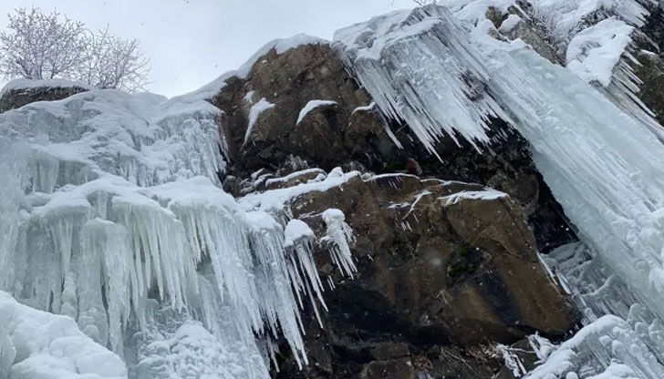 Водите му са сковани в огромни ледени висулки, достигащи 18