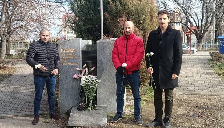 Членове на партията поднесоха цветя пред Паметника на репресираните от