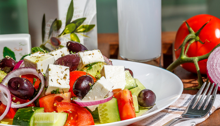 Салата от краставици и домати е едно от най-простите и