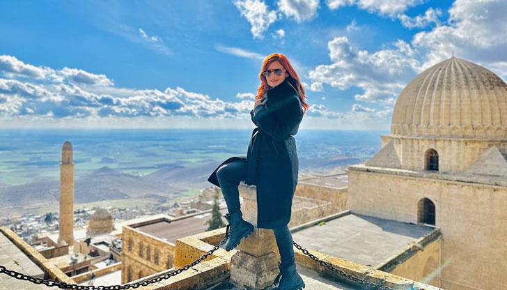 Всички си помагат, с голи ръце разчистват руините, за да