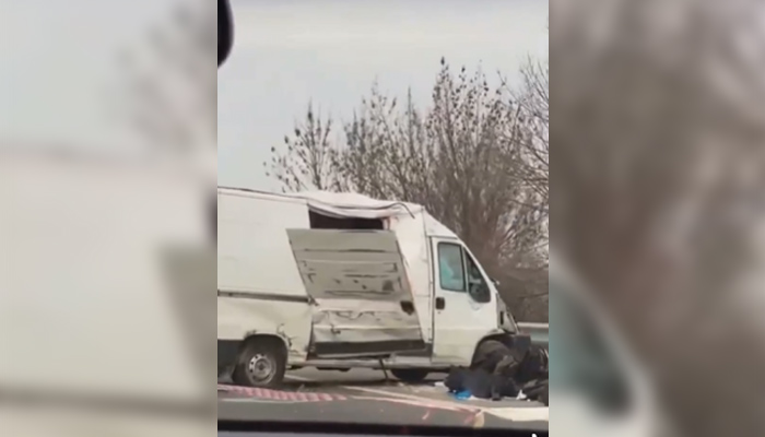 Екипи на полицията правят оглед на място след тежка катастрофа