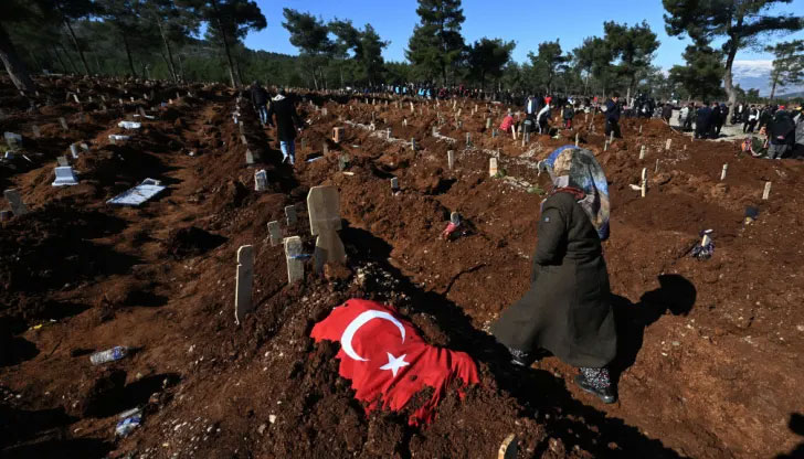 Спасителните операции продължаватНад 20 хиляди станаха жертвите в Турция и