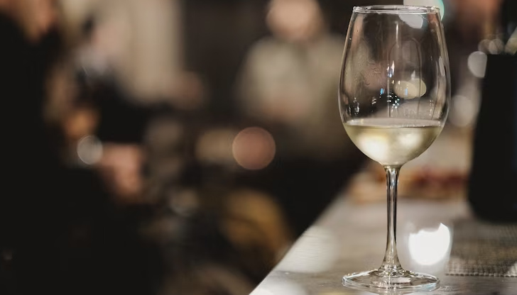 Французите пият все по-малко алкохолИзправена пред нарастващи проблеми с продажбите