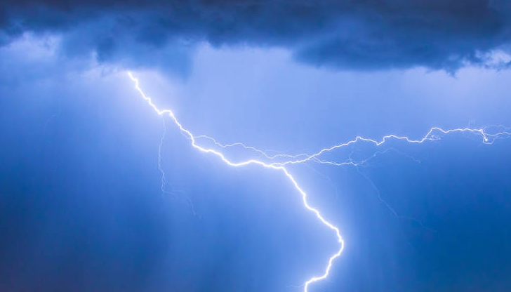 Възможно е валежите да са съпроводени и от ледена суграшицаДнес