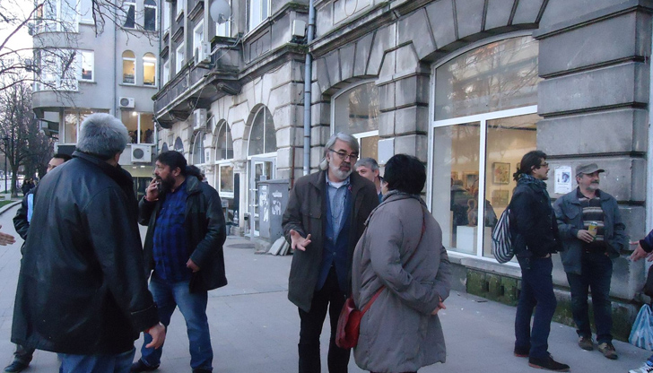 Изложбата на двамата художници може да бъде видяна в малката