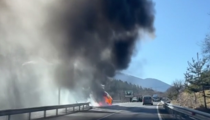 Мъж и жена успяват да излязат от колата секунди след