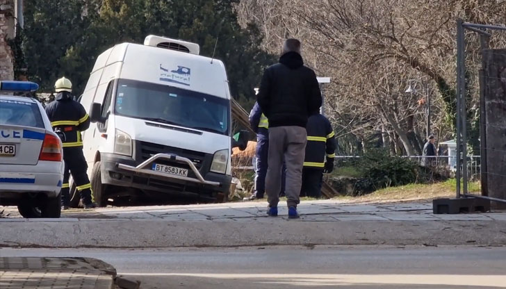 Наложи се намесата на пожарникари и джип на гражданска защитаБус,