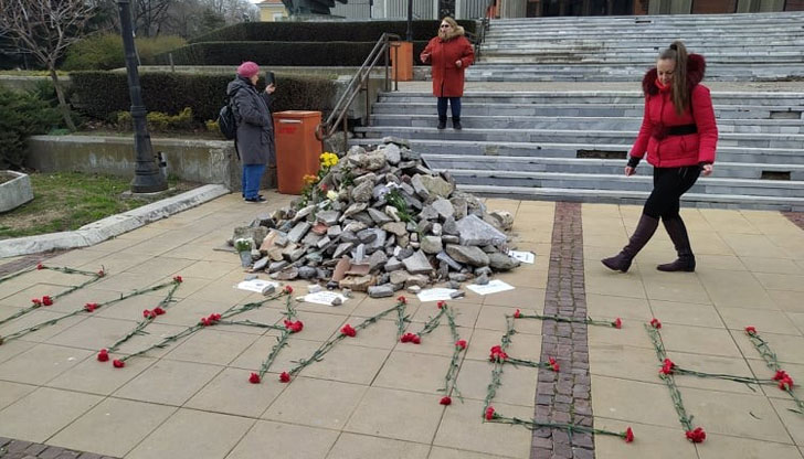 Негови приятели го почетоха като оставиха цветя на т.нар. грамада10