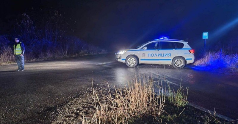 Шофьорка се удари в кола и камион на пътя София