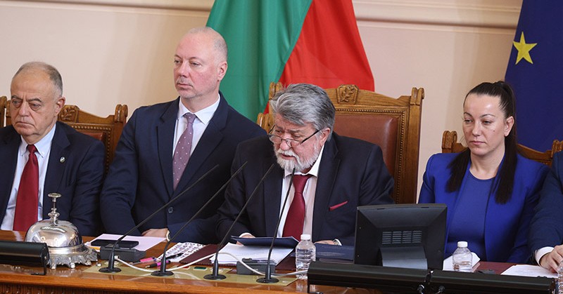 Депутатите получиха подарък от председателя Вежди РашидовС политически декларации беше