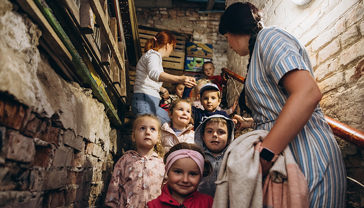 Хилядите оцелели продължават да живеят в палатки, топлят се на