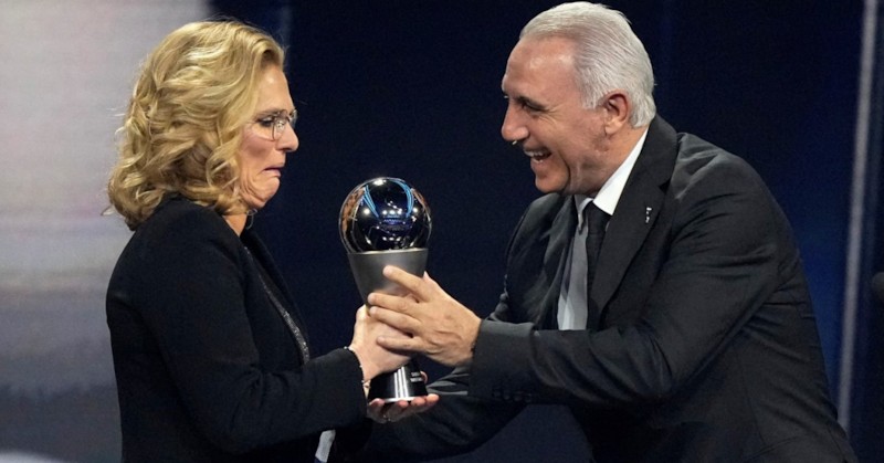 Българската футболна легенда поднесе приза на ФИФА на Сарина ВигманНай-добър