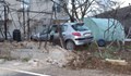 Кола влетя в двора на къща край Благоевград