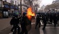 Протестите във Франция излязоха извън контрол